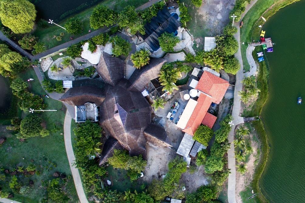 24 3 METERIAIS E MÉTODOS O trabalho foi realizado na base do Projeto TAMAR - Oceanário de Aracaju (figura 3), localizado na Orla de Atalaia, durante os meses de março e abril de 2017, sob supervisão