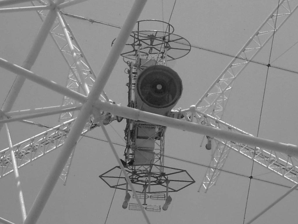 Figura 3.6 - Detalhe do suporte dos alimentadores das antenas do GMRT, mostrando os alimentadores de 150 MHz (voltado para baixo), de 235/610 MHz (centro) e de 327 MHz (voltado para cima).