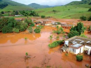 Figura 3.7: Consequências à jusante (FEAM, 2008). O empreendimento Rio Pomba Cataguases recebeu uma multa no patamar máximo devido à reincidência e teve suas atividades embargadas.