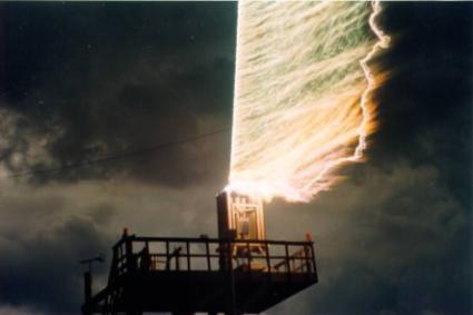 8 Figura 3 Descarga trigada (Foto obtida no site: http:// www.lightning.ece.ufl.