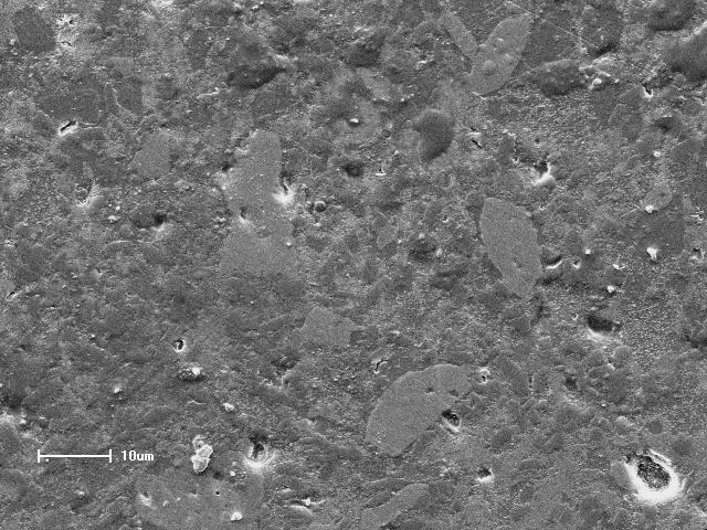 121 Figura 48 Micrografia da região da microestrutura do material de composição MCF-10, sinterizado em 1250 C, preparada e polida, utilizada para análise por EDS.