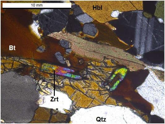 minerais opacos. O zircão apresenta forma elipsoidal e está associado principalmente com os minerais máficos, da mesma maneira que os minerais opacos. 3.6.