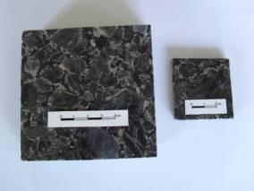 superfície de cada placa polida de 10 x 10 x 2 cm e 0,5 ml sobre a superfície de cada placa polida de 5 x 5 x 1 cm (figura 2.3).