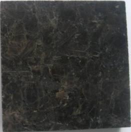 43- Placas do granito Marrom Imperial- Escuro, aspecto inicial e final da