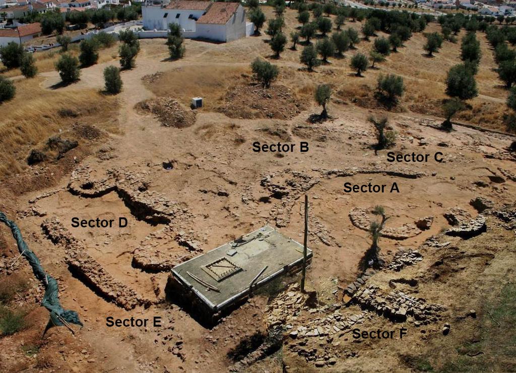 da intervenção e a dimensão da área escavada conduziram à utilização de uma metodologia de área aberta, seguindo os princípios definidos por Barker (1977) e Harris (1989).