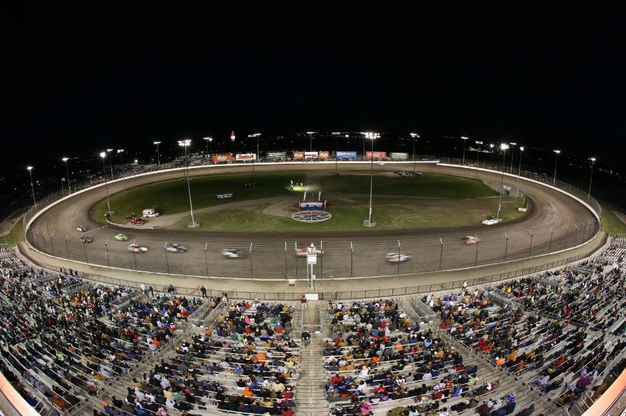 Oval de terra batida no TMS OBS: Este oval de terra batida não recebe a NASCAR Whelen All American Series.