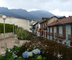 Praça de Bolívar DIA 2 - BOGOTÁ L A C A N D E L A R I A Seu guia os buscará no hotel para começar o dia com um tour às principais atrações de Bogotá,