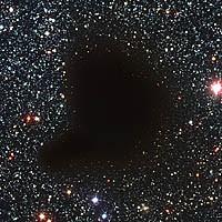Nuvens Escuras ou Nuvens Moleculares Regiões interestelares mais densas são opacas a comprimentos de onda do visível e aparecem como regiões escuras já que não se observa nenhuma estrela através