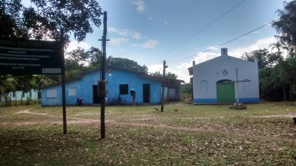 63 Fotografia 3- Barracão comunitário e igreja católica da comunidade do Ajó. Fonte: A autora, acervo de pesquisa de campo (2017).