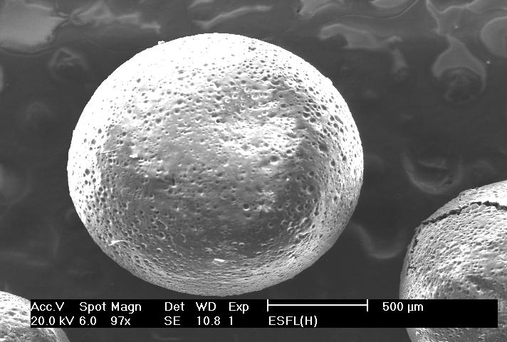 uma superfície lisa e regular [18], sendo atribuído o aumento da porosidade da esfera à presença de óleo no seu interior.
