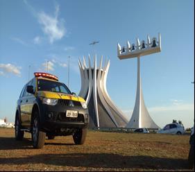 POLICIAIS Policiais DO dobprv BPRV/PMDF Fundamentado nos artigos 21, 23 e 25 do CTB, o DER/DF firmou o Convênio de nº 001/2012, delegando competência à PMDF