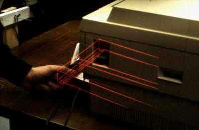 utilizador vê como remover a gaveta de papel através da imagem wireframe computadorizada.