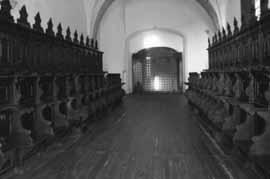No que respeita aos claustros, o claustro a nascente mantem uma elevada ortogonalidade, sendo quadrangular com 14 metros de lado, com a localização do programa primitivo do mosteiro: o parlatório e