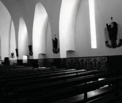 técnicas e materiais modernos, tendo sempre contudo alguma influência do legado românico e gótico. 201 Figura 41- Igreja de S. João de Brito (1955), Lisboa.