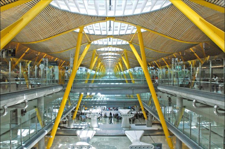 Equipe Dnipró Gold em frente ao Balcão da Cia Aérea Ibéria (Terminal 3).