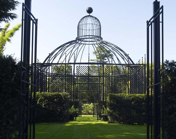 LONDON SUBURB GARDEN The undulating