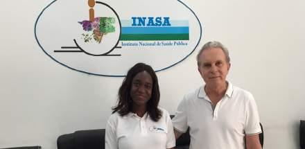 . A diretora do Centro de Desenvolvimento Institucional e administradora do INASA, Yacenia Graça, com Reynaldo Dietze Visita a instituições de investigação e saúde na Guiné-Bissau Entre 10 e 14 de