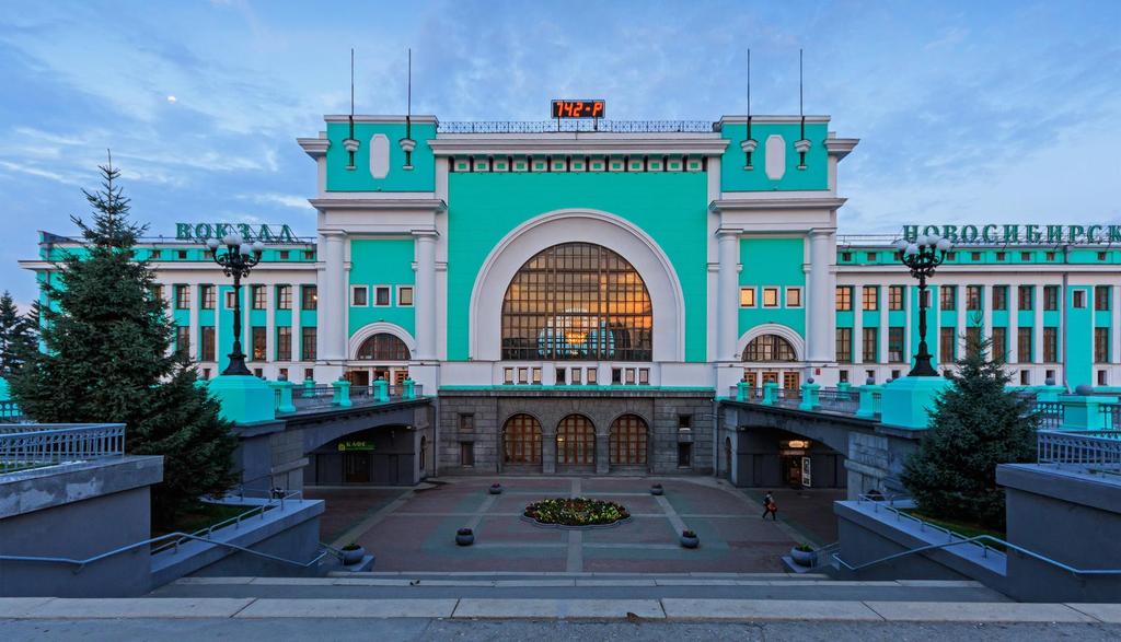 Dia 12-14/09/2019 Moscou Dubai (C/-/-) Para quem já conhece Moscou, sugerimos visita à famosa Galeria Estatal Tretyakov (Museu nacional de Belas Artes), que abriga toda a histórica secular das