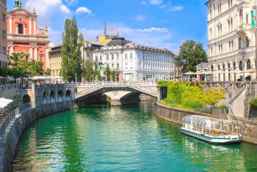 Finda a visita, continuação para Ljubljana, capital da Eslovénia.