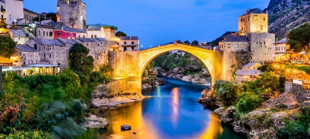 A reconstrução e reabertura da ponte é tida para os habitantes de Mostar como um sinal de esperança para o futuro de uma cidade dividida entre croatas e muçulmanos, que têm tido uma relação