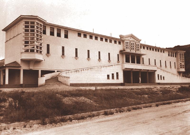 O Bairro na década de 60 Escola Técnica Pandiá Calógeras O Bairro na década de 40 Colégio Nossa Senhora do Rosário Casas(chamadas na época de balançinho) O bairro foi regulamentado pelo Decreto 1088,