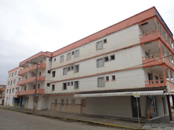 Os pisos cerâmicos foram aplicados no 1 pavimento-tipo, exceto os banheiros de 13 apartamentos e em toda a área de 08 apartamentos.