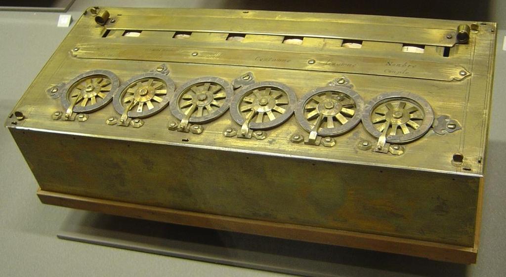 História La pascaline (a pascalina) foi a primeira calculadora mecânica do mundo planejada em 1642. Fazia apenas as operações de adição e subtração.