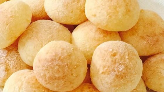 Pão de queijo sem glúten Ingredientes: 500 g de polvilho azedo; 2 ovos; 200 ml de água; 1/2 copo de margarina; 200 g de queijo sem; 1 colher de chá de sal.