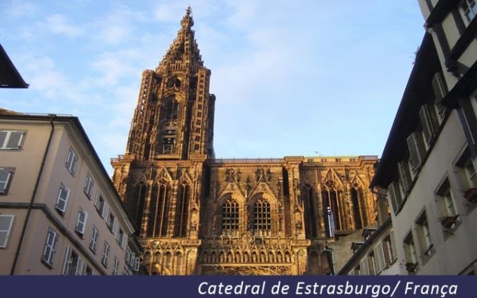 Possui uma rica história e maravilhosa arquitetura, seu centro antigo é patrimônio mundial da UNESCO desde 1988. Vale destacar a visita à imponente Catedral de Notre Dame e o bairro Petit France.