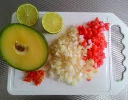 1 Abacate médio maduro 2 Tomates sem pele e sem sementes picados 1 Cebola média picada 1 Dente de alho amassado 2 Colheres de sopa de azeite de oliva Pimenta do reino, limão, sal e cheiro verde a