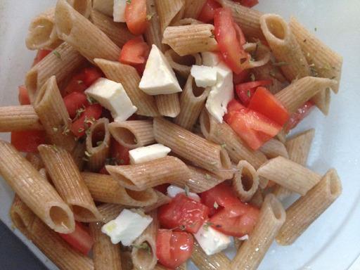 com água, cozinhe o macarrão. 2- Em outra panela, refogue a cebola e o alho no azeite. Acrescente o tomate e os demais temperos.