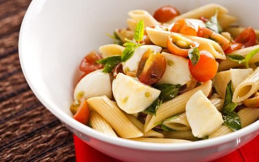 Macarrão Tipo "Penne" com Tomate Cru 400 Gramas de tomate cereja 4 Dentes de alho picados 1 Filé de anchova em óleo Pimenta calabresa a gosto Manjericão a gosto 50ml de azeite de oliva 200 Gramas de