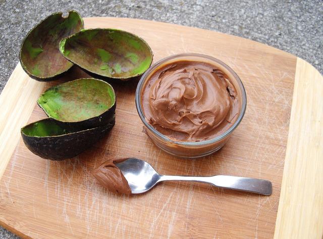 Mousse de Abacate com Cacau ½ Unidade de abacate 3 Colheres de sopa de cacau em pó 4 e ½ Colheres de