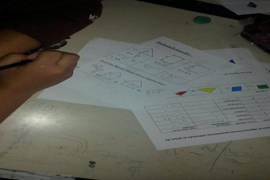 A área do triangulo que é calculada a partir da seguinte fórmula:. E por último a área do paralelogramo que dá-se por:. Figura 2 Alunos calculam a área das figuras dadas.