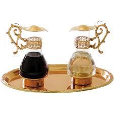 Galhetas: São dois pequenos jarros onde são colocados a água e o vinho separadamente para serem usados na Celebração