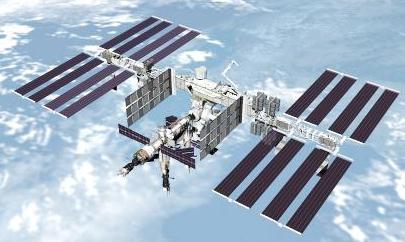 Ex: A EEI (ISS) orbita a Terra a 350 km de altitude em relação ao nível do mar. Determine a aceleração da gravidade na EEI (g EEI ).