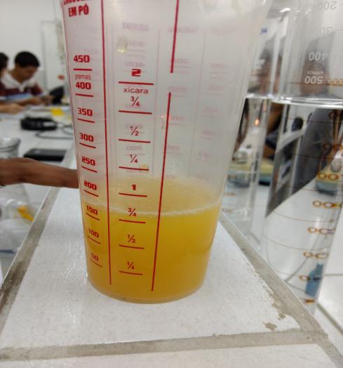 nessa passagem entre expremedor e Béquer perdiamos um certa quantidade de seu suco, mas que não foi considerado