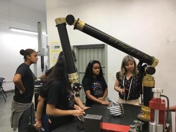 Antes de conhecer a produção, tiveram uma "aula" de segurança do trabalho com o técnico Leandro, aprendendo sobre a importância do equipamento de segurança ao transitar pela fábrica.