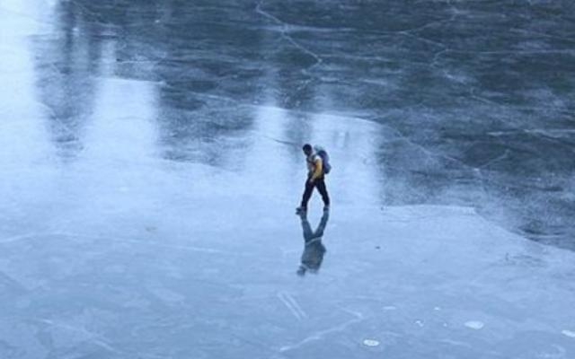 Isolante térmico - gelo O gelo não conduz bem o calor.