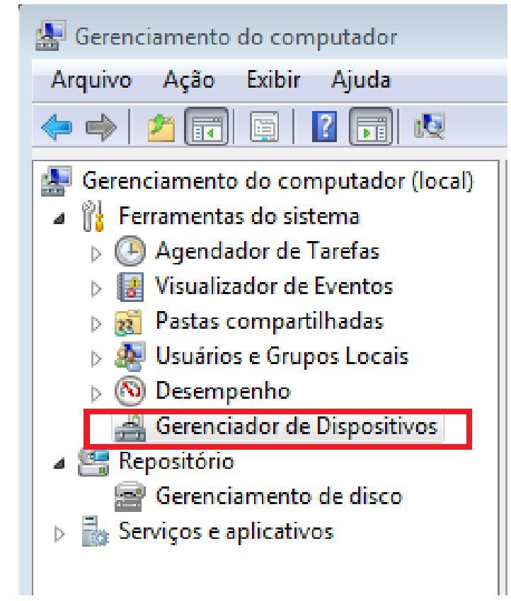 Será aberta a janela de Gerenciamento do Computador, nessa janela, basta selecionar a opção de Gerenciador de Dispositivos que fica na aba do lado esquerdo da janela Agora, basta verificar qual porta