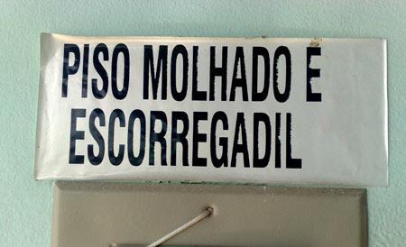 Ex.: Neimar em vez de Cristiano Ronaldo. A z ando se tem ideias opostas. Ex.: Prefiro calor em vez de frio.