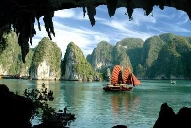 DIA 11 HANOI - BAÍA DE HA LONG Deslumbre-se e apaixone-se pela Baía de Ha Long, uma das maravilhas naturais do nosso planeta e atualmente declarado como Património da Humanidade.