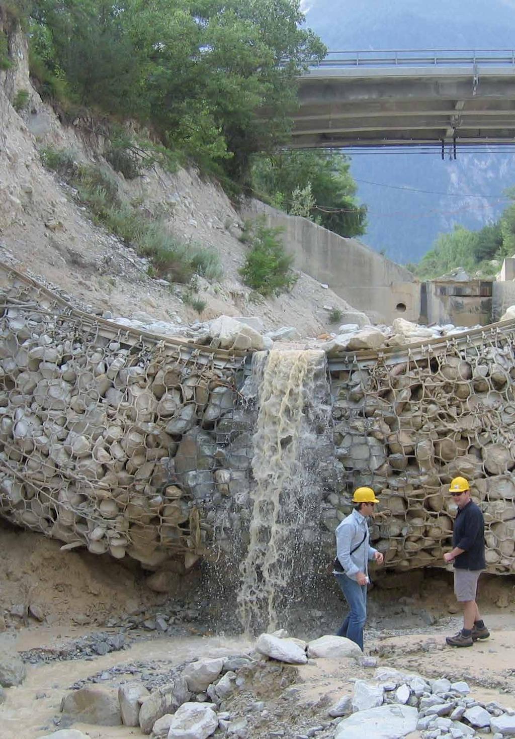 NÃO DEIXAMOS A SEGURANÇA AO ACASO. Illgraben, Suíça: Ensaios à escala natural (1:1) a barreiras VX.