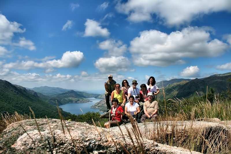 4 ISTO É UMA PRAÇA Este projeto de intervenção no espaço público, realizado pelo coletivo esterni para a CEC 2012, visou converter um espaço abandonado com tanques de granito na zona de Couros numa