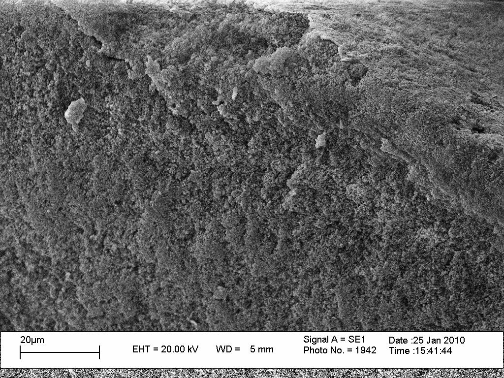 104 Figura 56 - Micrografia de microscopia eletrônica de varredura da superfície interna do copolímero sintetizado com velocidade de 500 RPM. Aumento de 3000x.