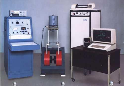 33 2.4.2 Magnetômetro de amostra vibrante (VSM) O VSM foi desenvolvido em 1995 por S.