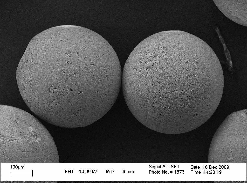 60 Figura 8 Micrografia de microscopia eletrônica de varredura da superfície externa do copolímero de MMA/DVB sem material magnético.