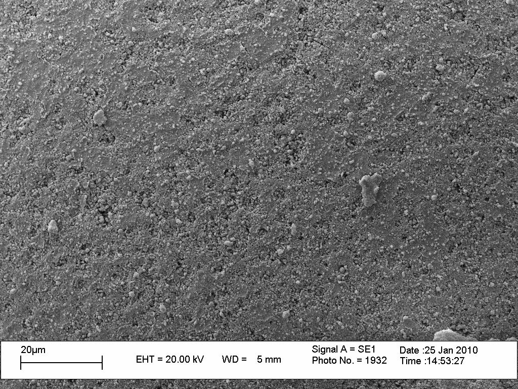 77 Figura 29 - Micrografia de microscopia eletrônica de varredura da superfície externa do copolímero com 15 % de ferro adicionado, aumento de 3000x As Figuras 30, 31 e 32 mostram que as superfícies