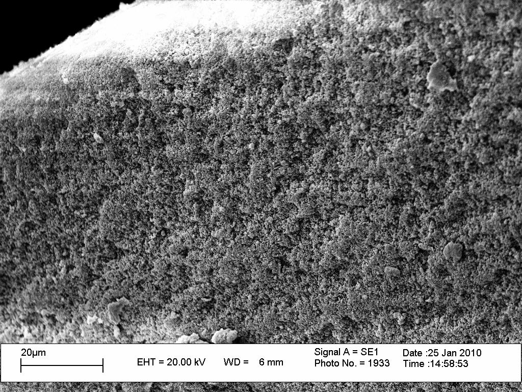 79 Figura 32 - Micrografia de microscopia eletrônica de varredura da superfície interna do copolímero com 15 % de ferro adicionado, aumento de 3000x Avaliando as curvas de magnetização nas Figuras