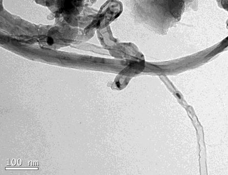 101 Na Figura 34 estão apresentadas as micrografias para o material carbonáceo formado na ativação do tipo 2, com fluxo de 80 ml.min -1 de metano para o catalisador contendo 10% Fe.